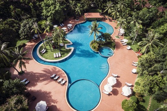 sofitel-poolside