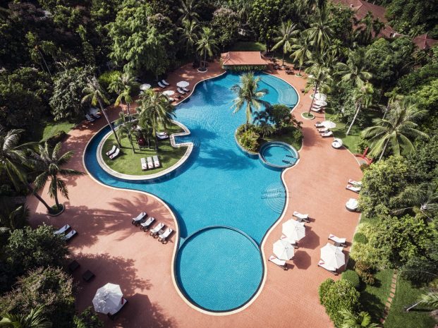 sofitel-poolside
